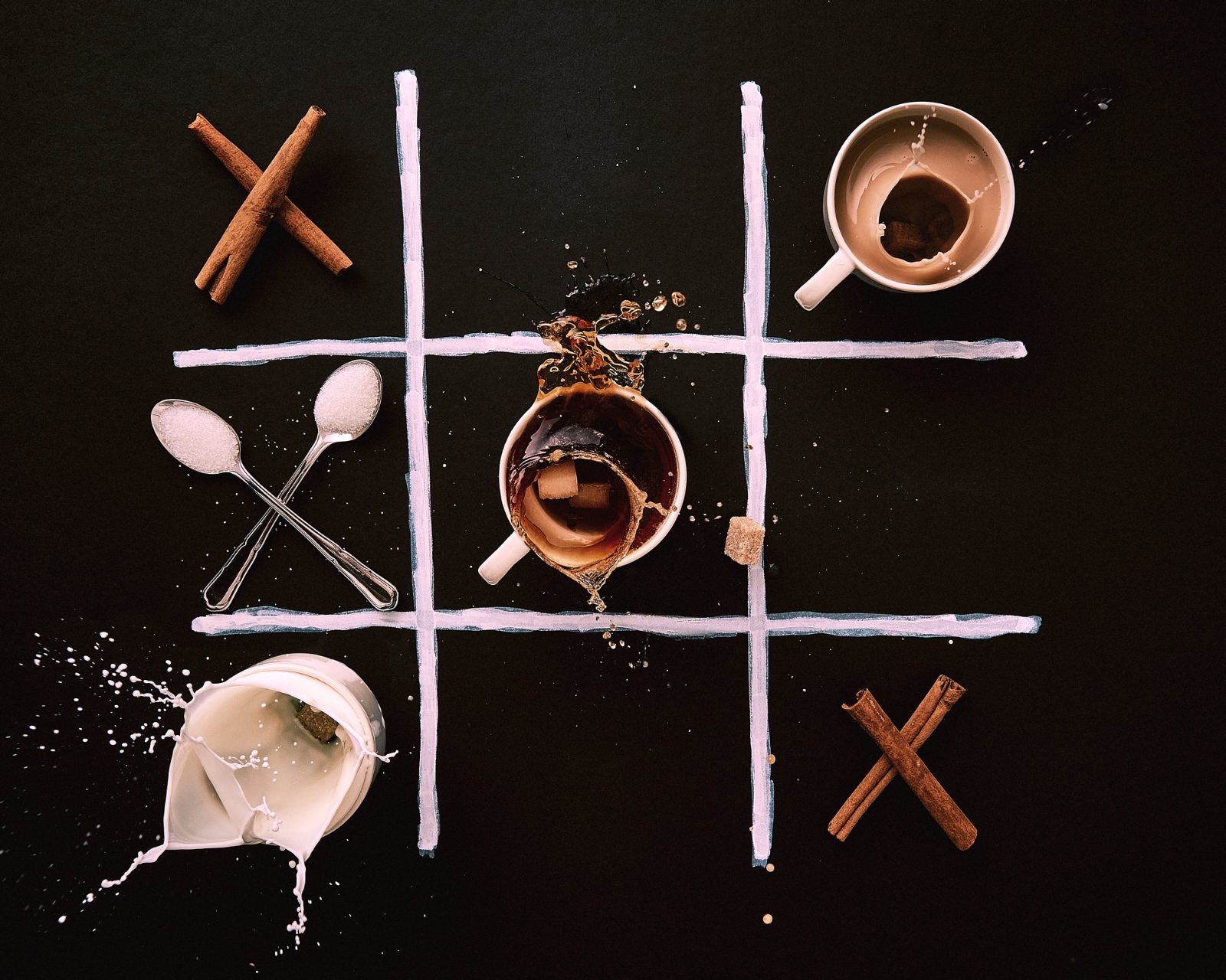 Tic-tac-toe played with coffee, spoons and cinnamon